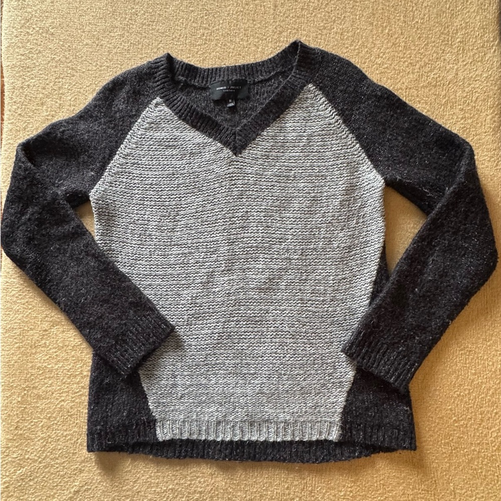 Romeo & Juliet Couture Black and Gray V-Neck Sweater